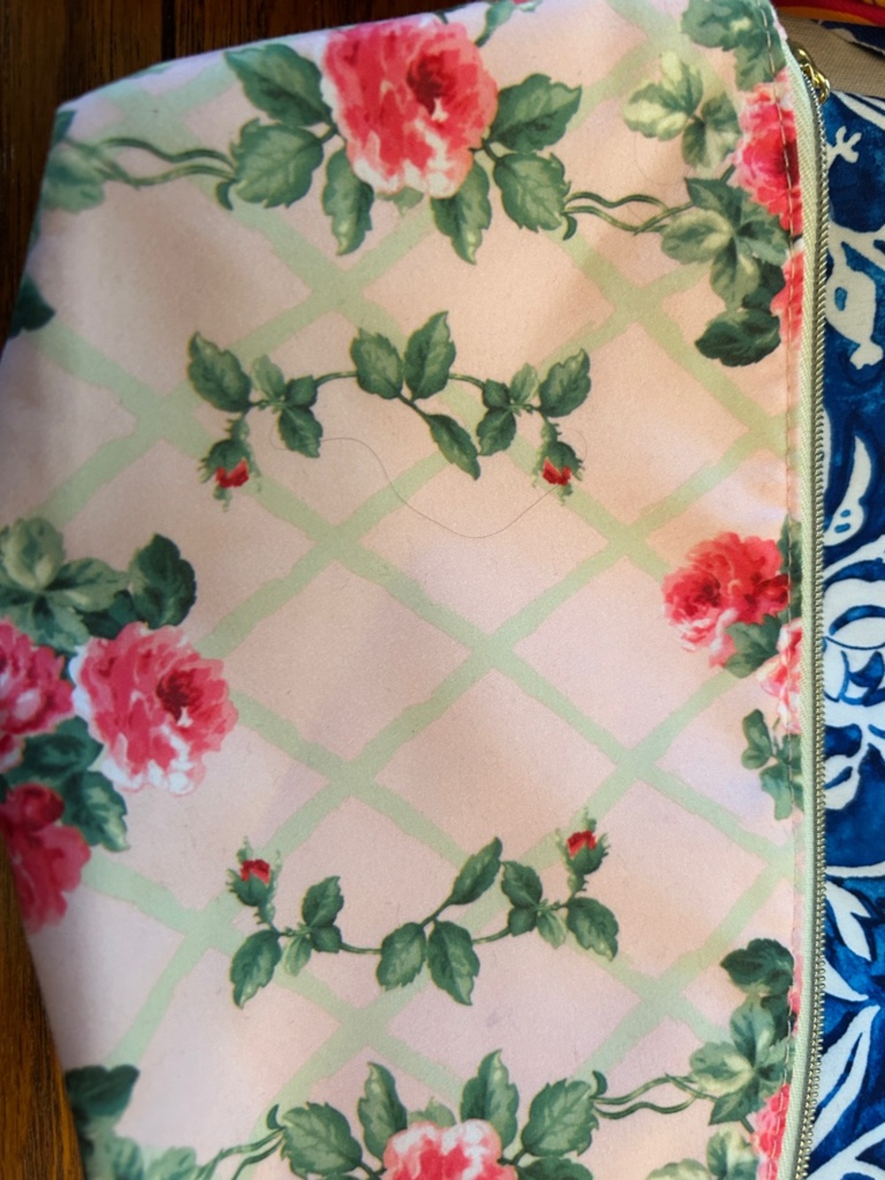 Estee Lauder Pink Floral and Cream Makeup Pouch Set All for $25 - Picture 8 of 8